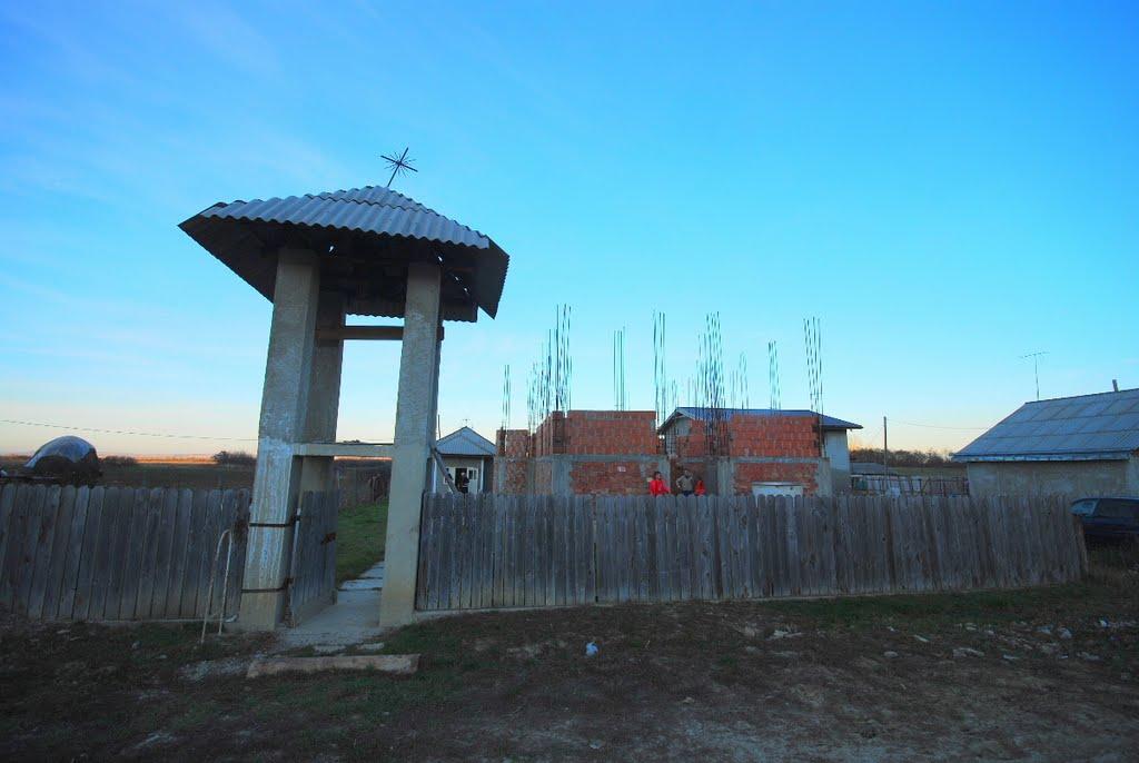 Biserica parohială în construcție