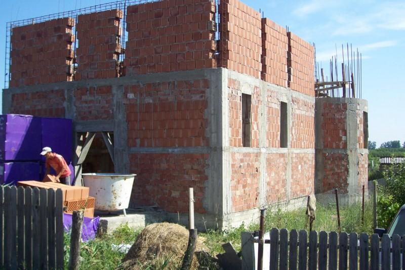 Biserica parohială în construcție